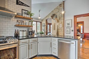 House (3 Bedrooms) | Private kitchen | Microwave, oven, stovetop, dishwasher