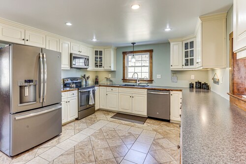 3 Mi to Blue Marsh Lake: Spacious Home w/ Deck