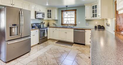 3 Mi to Blue Marsh Lake: Spacious Home w/ Deck