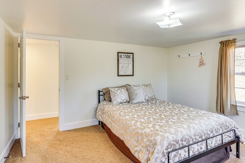 3 Mi to Blue Marsh Lake: Spacious Home w/ Deck