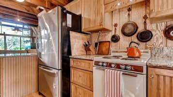 Cottage (3 Bedrooms) | Private kitchen | Microwave, oven, stovetop, dishwasher