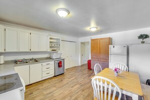 Apartment (1 Bedroom) | Interior - Private Hot Tub & Mtn Views: Garden Valley Apt! (Garden Valley)