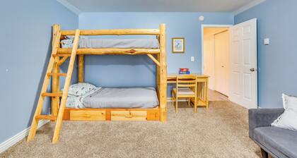 Private Hot Tub & Mtn Views: Garden Valley Apt!