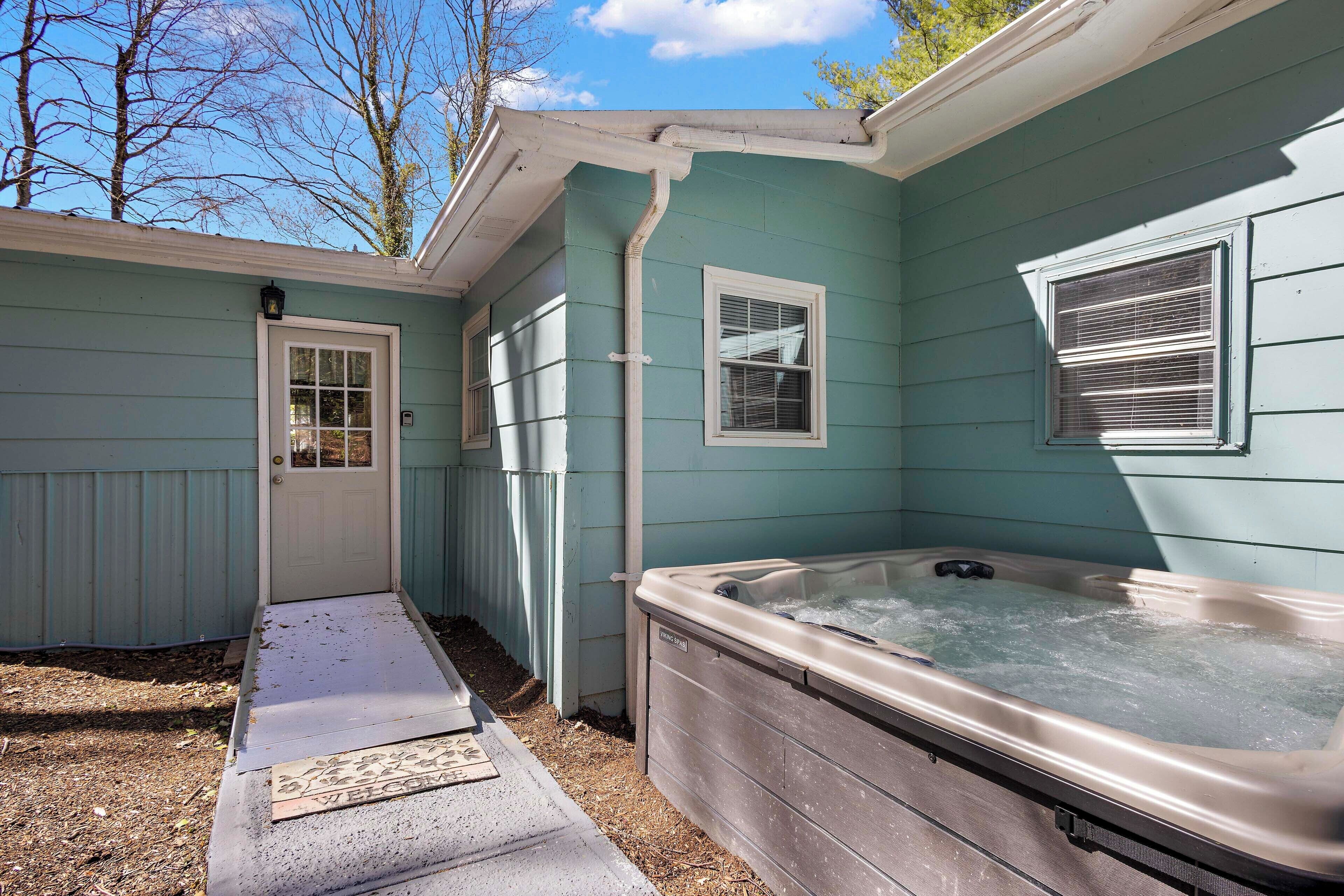 Un espace bien-être comprenant un jacuzzi et une allée couverte.