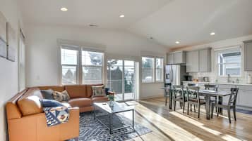 Casa (3 Bedrooms) | Área de sala de estar | Televisión