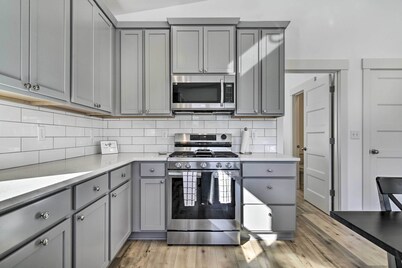 Stunning Stevenson Retreat w/ Mountain Views!