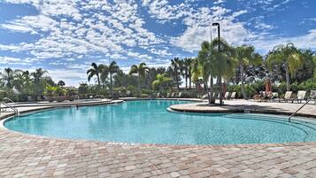 Kolam renang outdoor