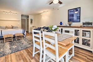 Apartment (0 Bedroom) | Interior - Balcony + Pool Access! Couples Escape in Lake Lure (Lake Lure)