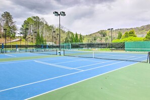 Apartment (0 Bedroom) | Interior - Balcony + Pool Access! Couples Escape in Lake Lure (Lake Lure)