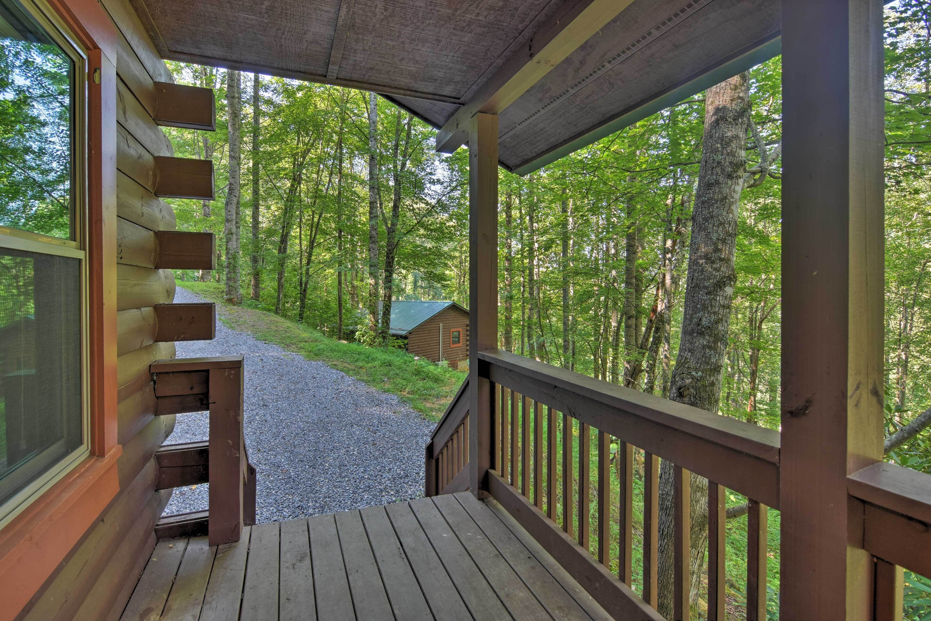 Clyde Cabin W/porch - Mins to Smoky Mountains