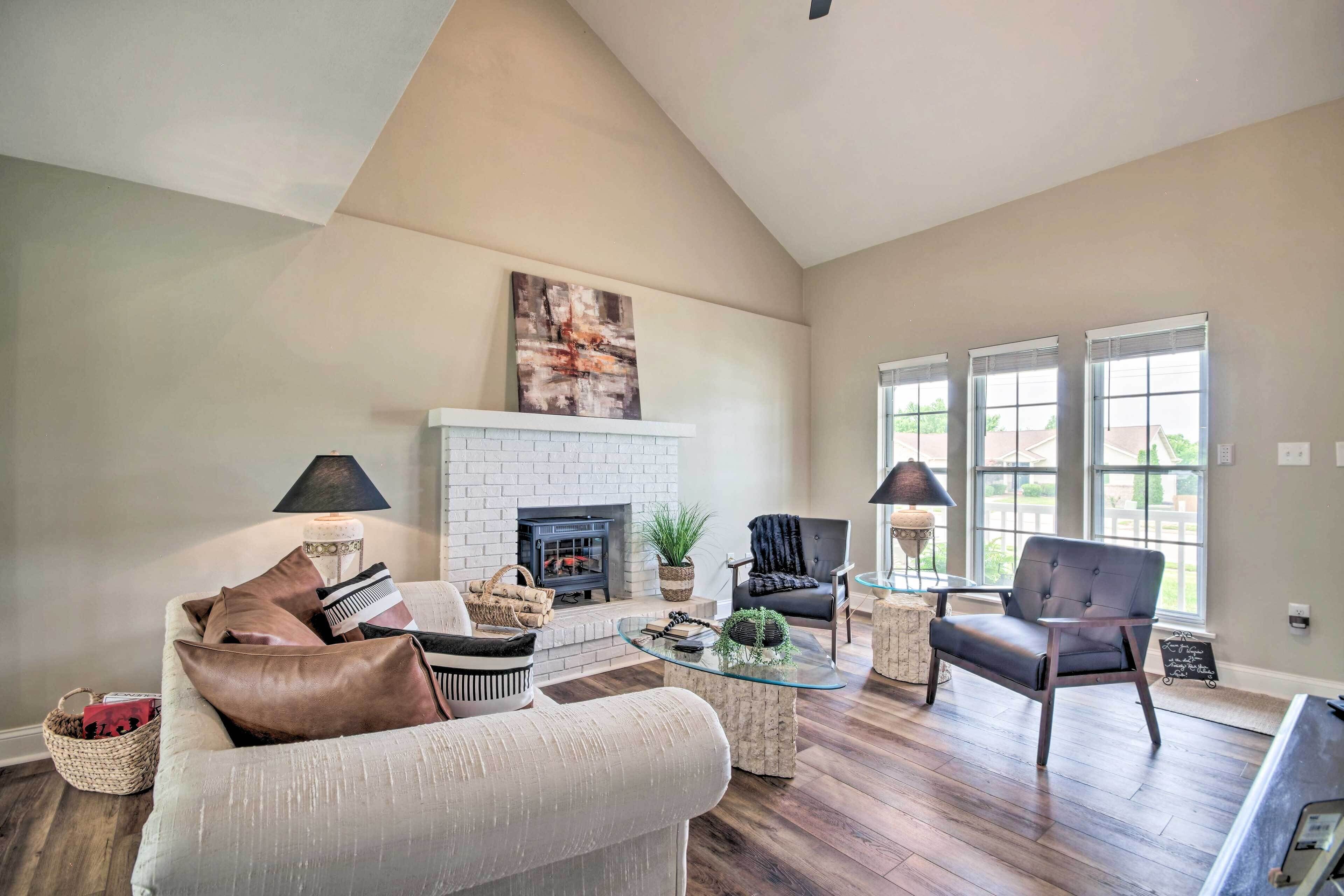 Apartment (2 Bedrooms) | Living area | Books