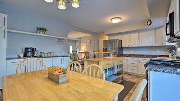 Rumah (4 Bedrooms) | Dapur pribadi | Microwave, oven, kompor, dan mesin pencuci piring