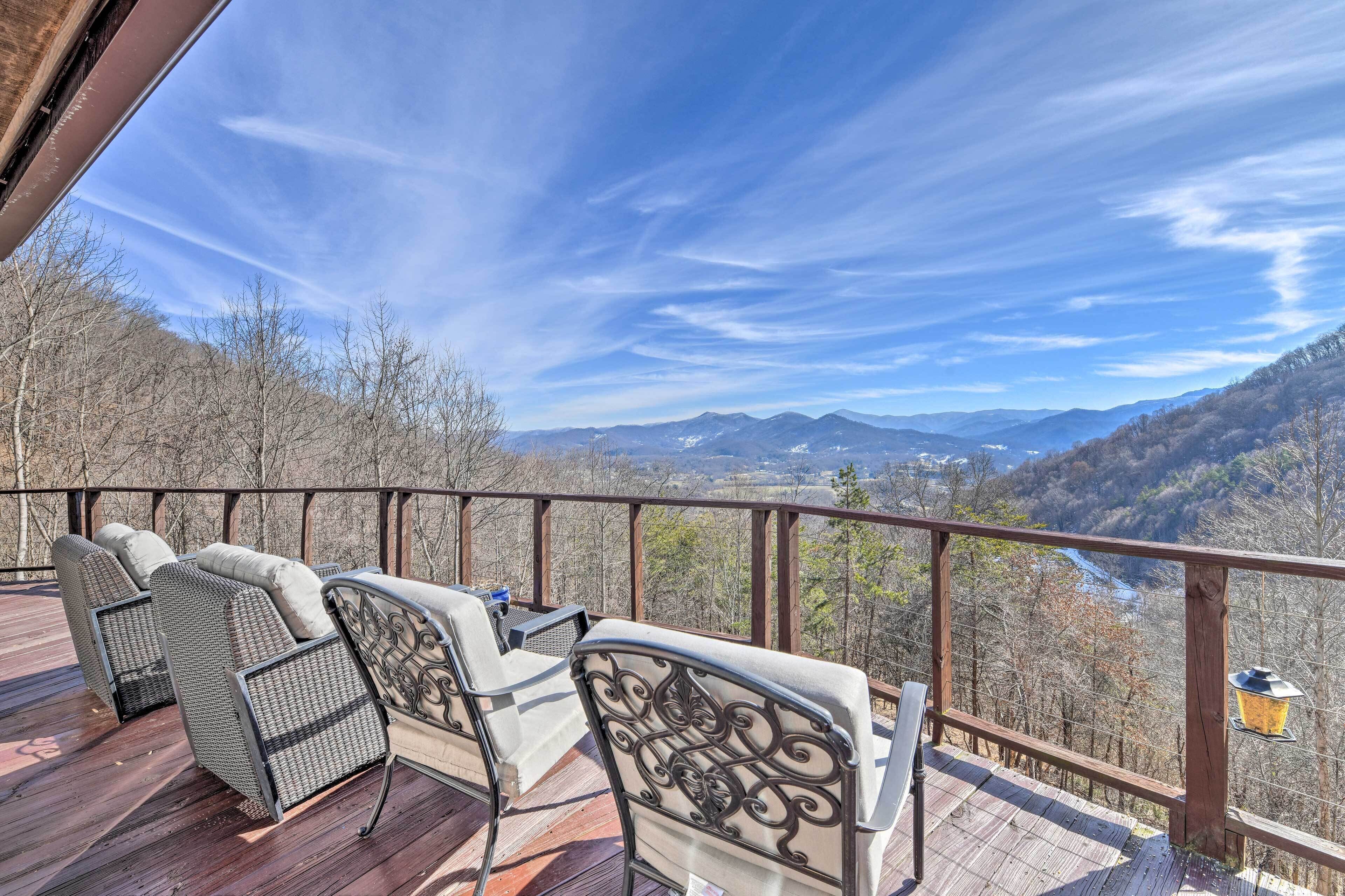 Scenic Pet-friendly House w/ Private Hot Tub!