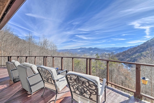 Scenic Pet-friendly House w/ Private Hot Tub!