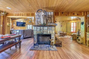 House (3 Bedrooms) | Interior - Deck & Hot Tub: 'bear Country Cabin' in Ruidoso (Ruidoso)