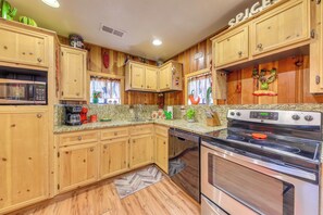 House (3 Bedrooms) | Interior - Deck & Hot Tub: 'bear Country Cabin' in Ruidoso (Ruidoso)