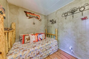 House (3 Bedrooms) | Interior - Deck & Hot Tub: 'bear Country Cabin' in Ruidoso (Ruidoso)
