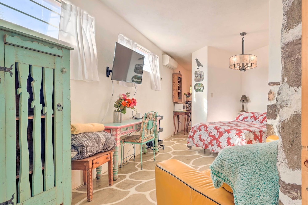 Quirky Santa Cruz Studio w/ Shared Hot Tub!