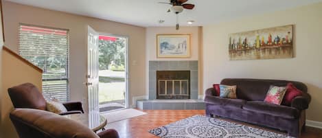 Departamento (2 Bedrooms) | Área de sala de estar | Televisión de pantalla plana y estación para iPod