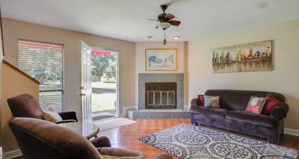 Baton Rouge Townhome w/ Pool Access - 7 Mi to Lsu!
