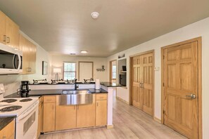 Cottage (2 Bedrooms) | Private kitchen