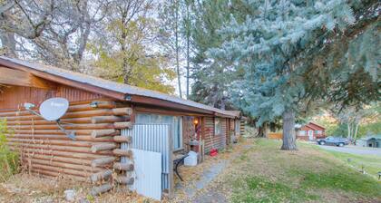 Walk to Lava Hot Springs Pools From Cozy Cabin!