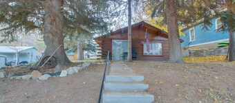 Walk to Lava Hot Springs Pools From Cozy Cabin!