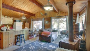 L'intérieur d'une cabane comprend une cuisine, un coin repas et un espace de vie.