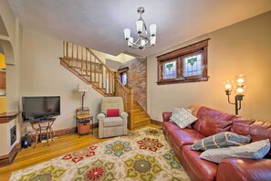 TV, books - Stylish St. Louis Retreat w/ Great Location! (St. Louis)