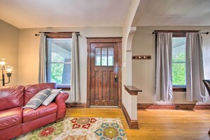 TV, books - Stylish St. Louis Retreat w/ Great Location! (St. Louis)