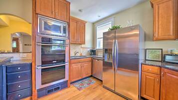 House (3 Bedrooms) | Private kitchen | Microwave, oven, stovetop, dishwasher