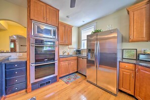 House (3 Bedrooms) | Private kitchen | Microwave, oven, stovetop, dishwasher - Stylish St. Louis Retreat w/ Great Location! (St. Louis)