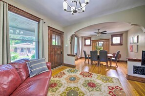 TV, books - Stylish St. Louis Retreat w/ Great Location! (St. Louis)