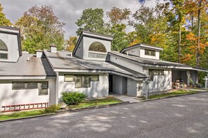 Apartment (2 Bedrooms) | Interior - Killington Condo w/ Spa ~ 3 Miles to Ski Resort! (Killington)