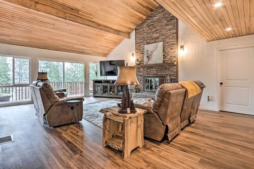 Spacious Sun-up Bay Cabin, 20 Min to Downtown Cda!