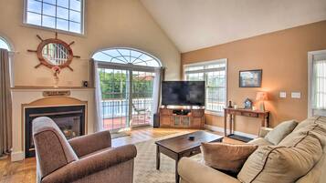 TV, fireplace