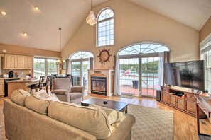 House (3 Bedrooms) | Living area