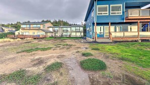 Zona residencial con casas modernas, un sendero de tierra y un espacio cubierto de césped.