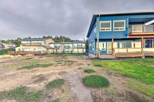 Zona residencial con casas modernas, un sendero de tierra y un espacio cubierto de césped.