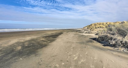 Sanderling Sea Cottages, Unit 2: Walk to Coast!