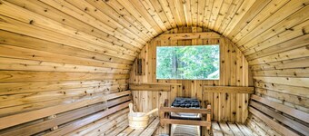 Gold Bar Cabin on Skykomish River: Heated Swim Spa