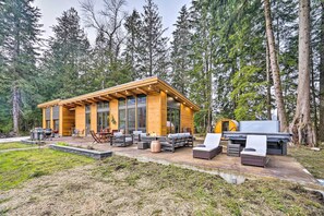 House (2 Bedrooms) | Terrace/patio - Gold Bar Cabin on Skykomish River: Heated Swim Spa (Gold Bar)