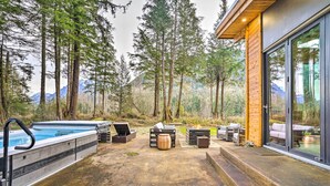 Ein Poolbereich mit Whirlpool, Liegestühlen und einer rustikalen Holzterrasse.