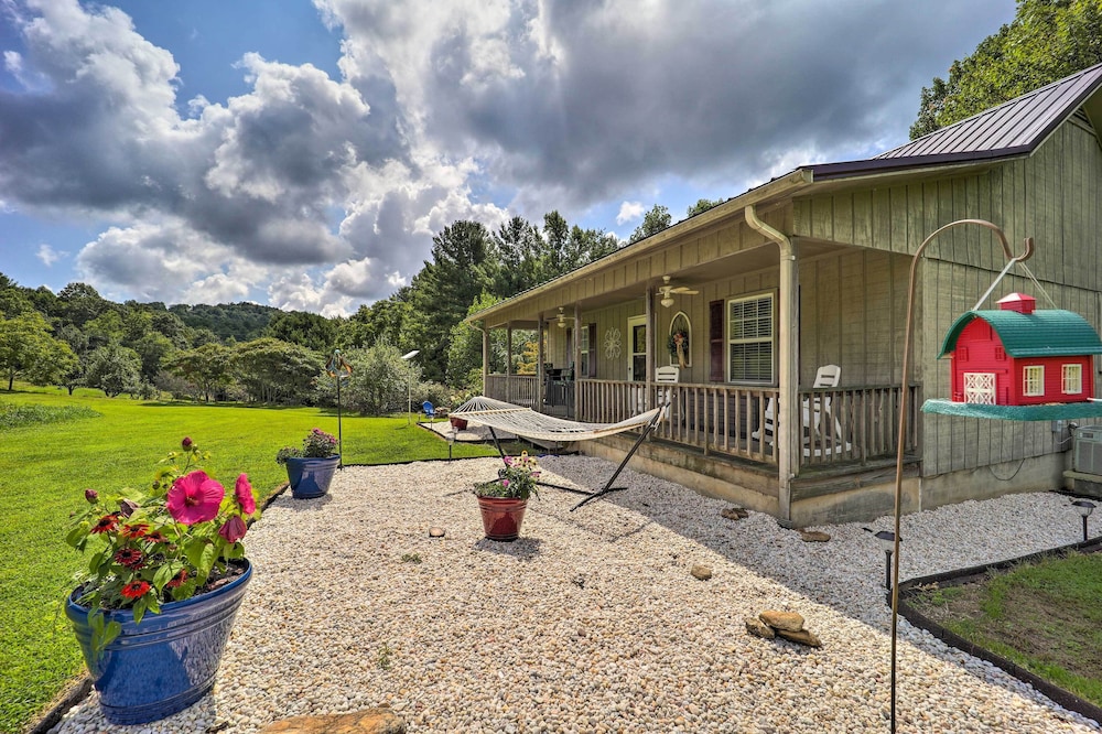 Pet-friendly Deep Gap Cottage - Hike & Ski!