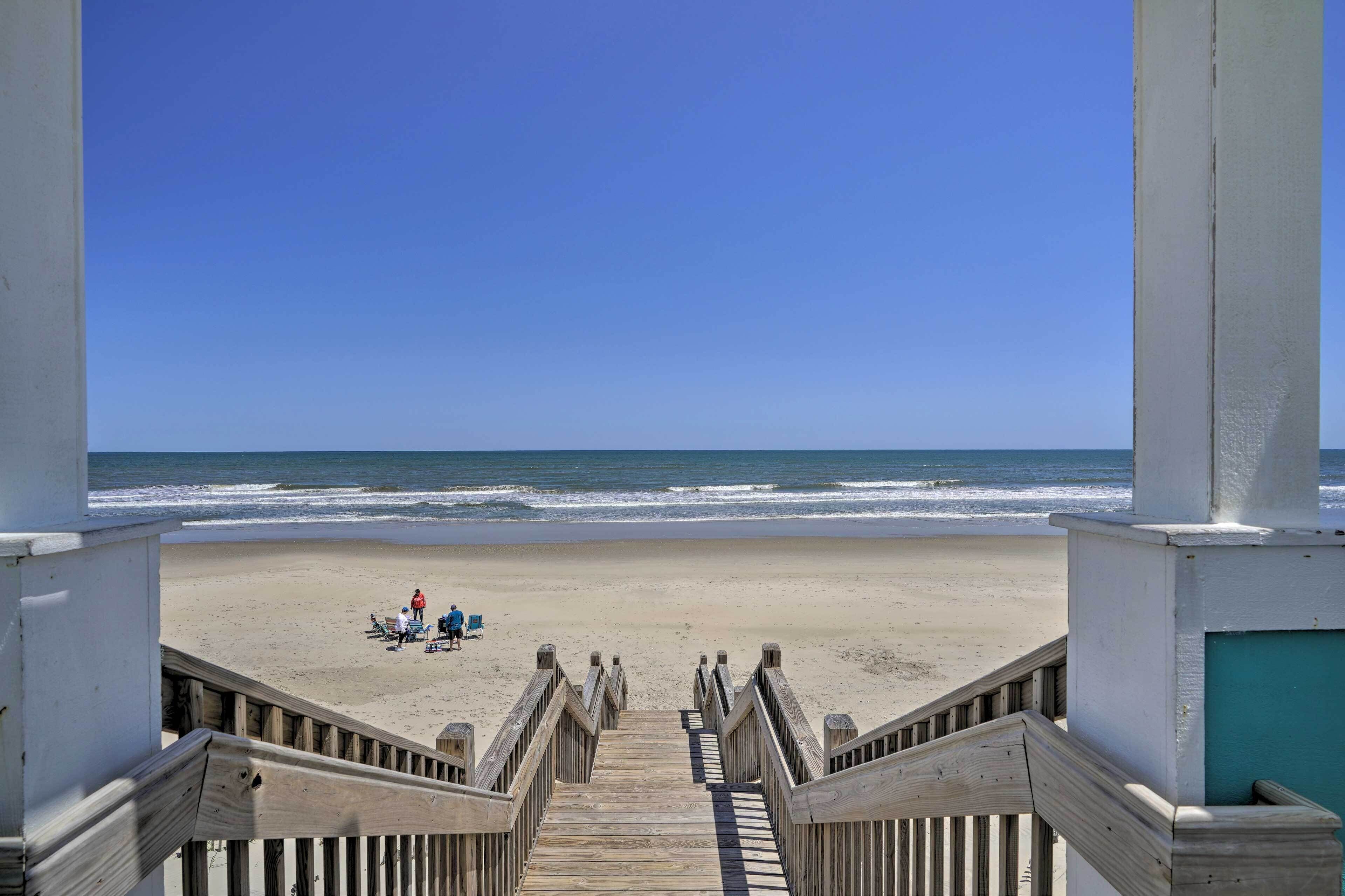 Stylish Coastal Home: Walk to Corolla Beach!
