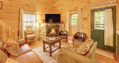 Fire Pit & Porch: Warm & Woodsy Rothbury Escape!
