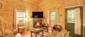Fire Pit & Porch: Warm & Woodsy Rothbury Escape!