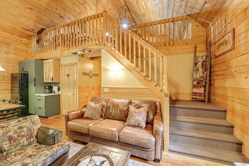 Fire Pit & Porch: Warm & Woodsy Rothbury Escape!