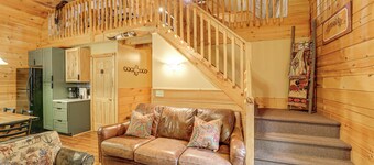 Fire Pit & Porch: Warm & Woodsy Rothbury Escape!