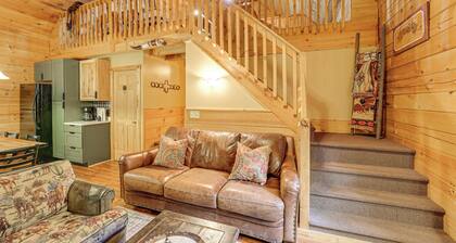 Fire Pit & Porch: Warm & Woodsy Rothbury Escape!